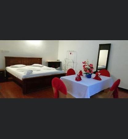 Angunakolapelessa Avanya Hotel And Reception Hall מראה חיצוני תמונה