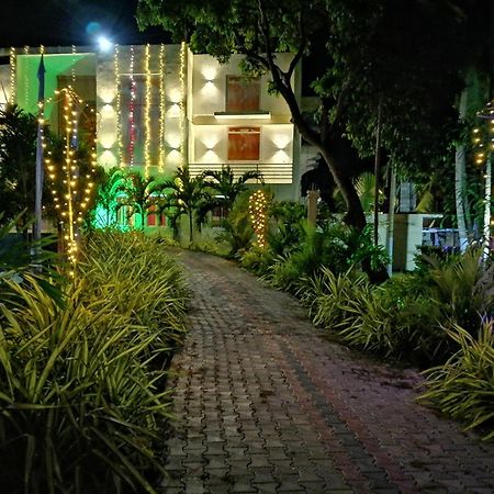 Angunakolapelessa Avanya Hotel And Reception Hall מראה חיצוני תמונה