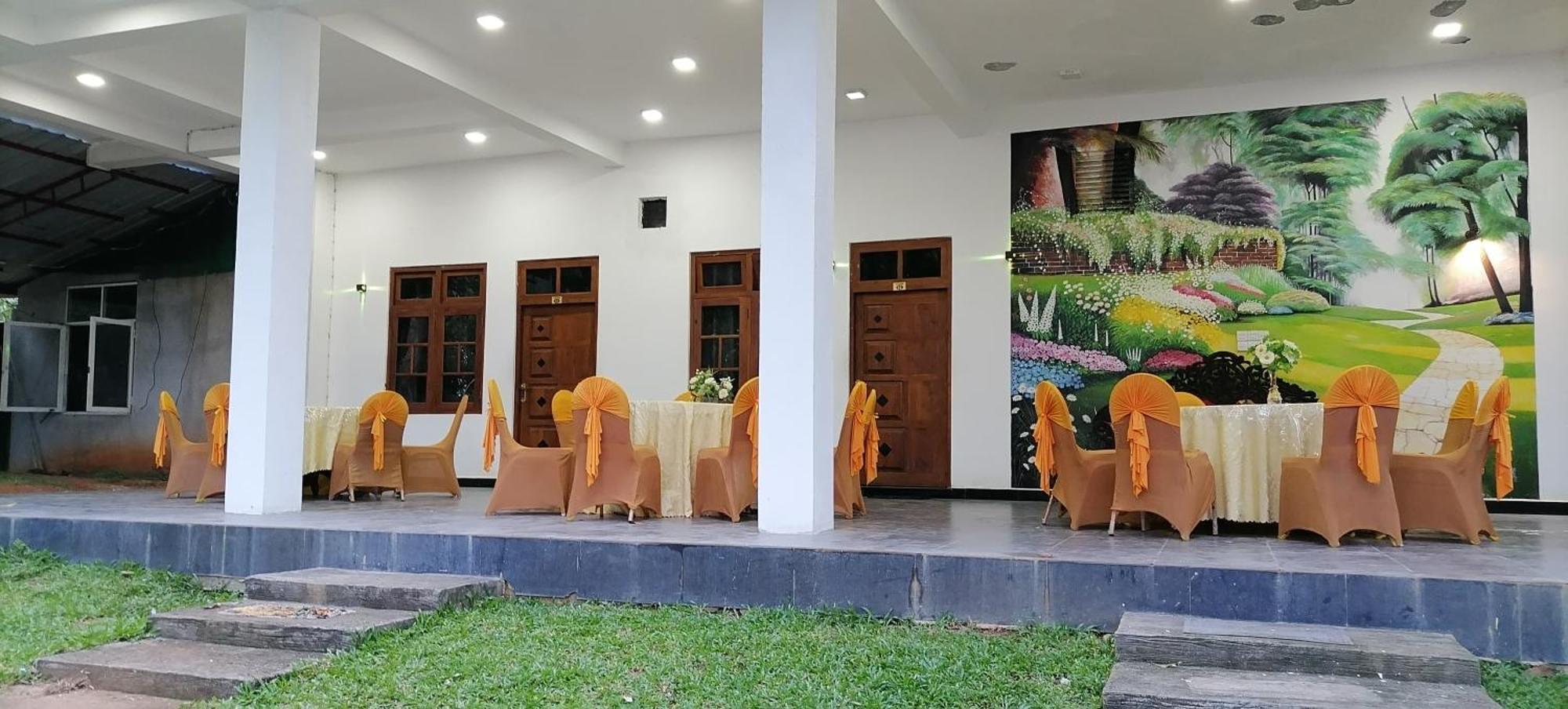 Angunakolapelessa Avanya Hotel And Reception Hall מראה חיצוני תמונה