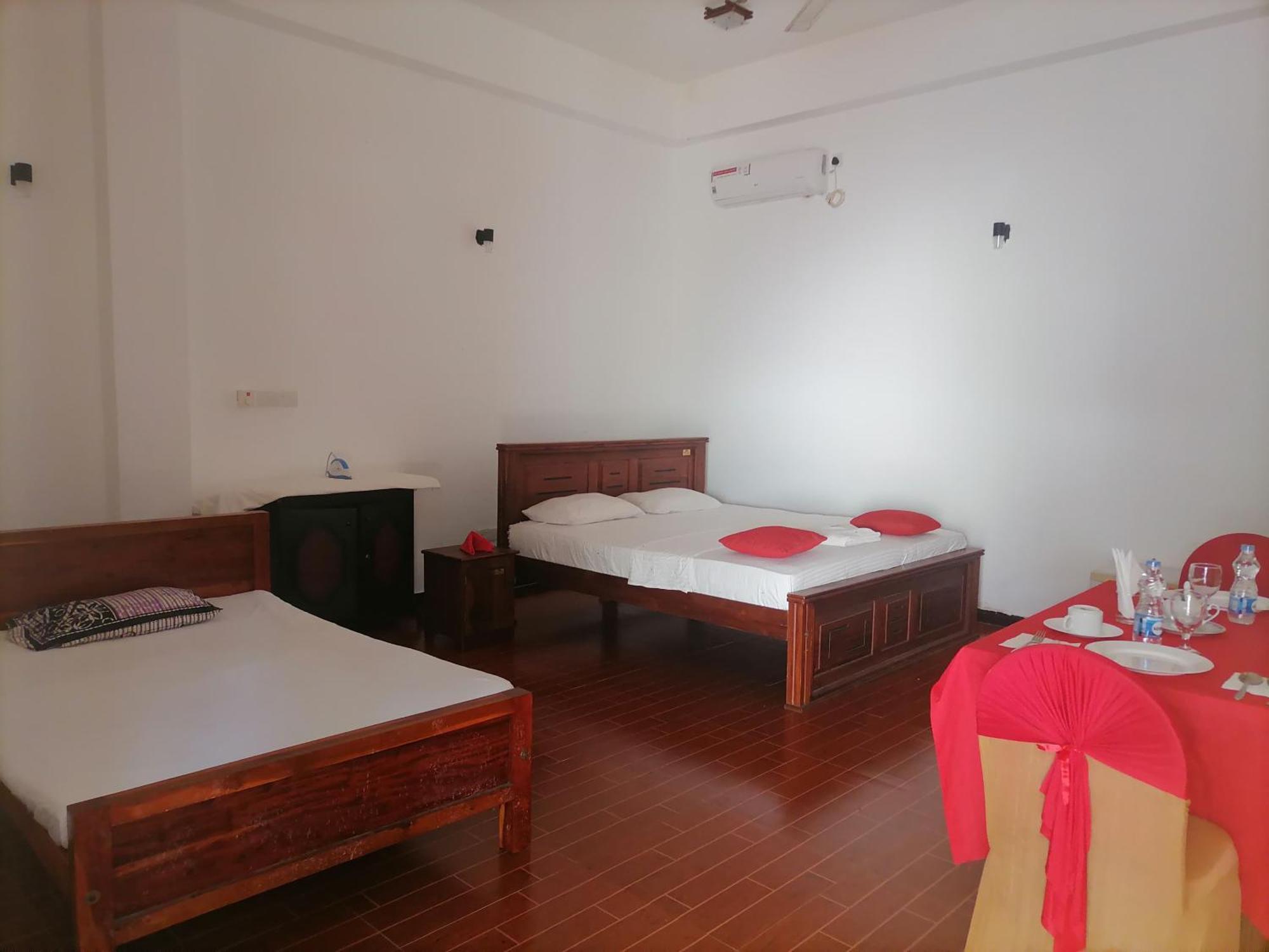 Angunakolapelessa Avanya Hotel And Reception Hall מראה חיצוני תמונה