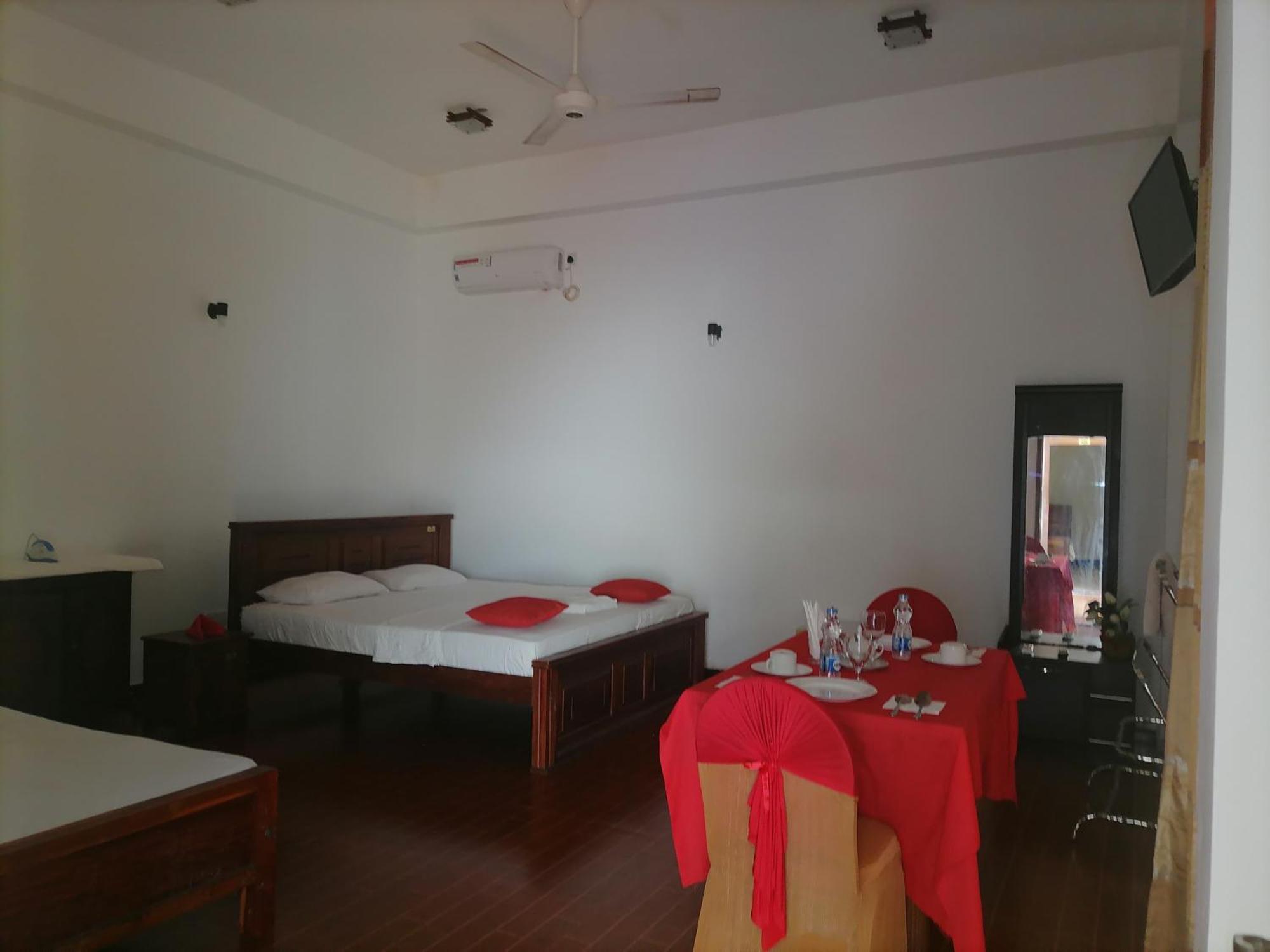 Angunakolapelessa Avanya Hotel And Reception Hall מראה חיצוני תמונה