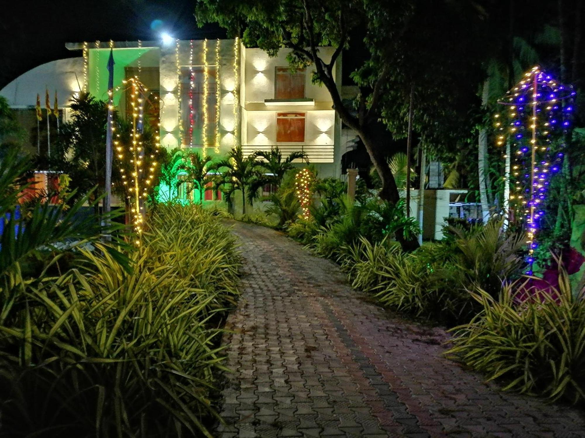 Angunakolapelessa Avanya Hotel And Reception Hall מראה חיצוני תמונה