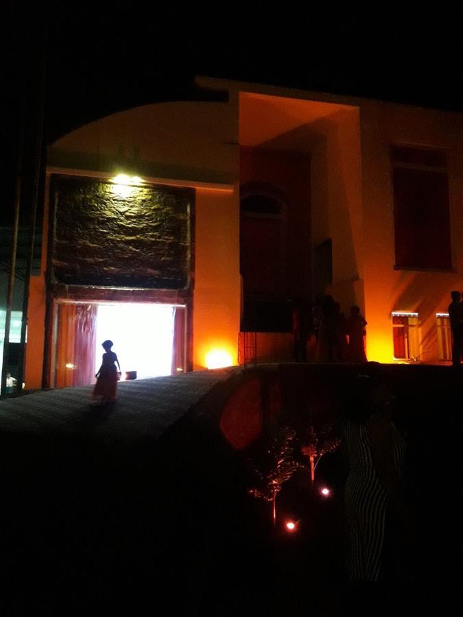 Angunakolapelessa Avanya Hotel And Reception Hall מראה חיצוני תמונה