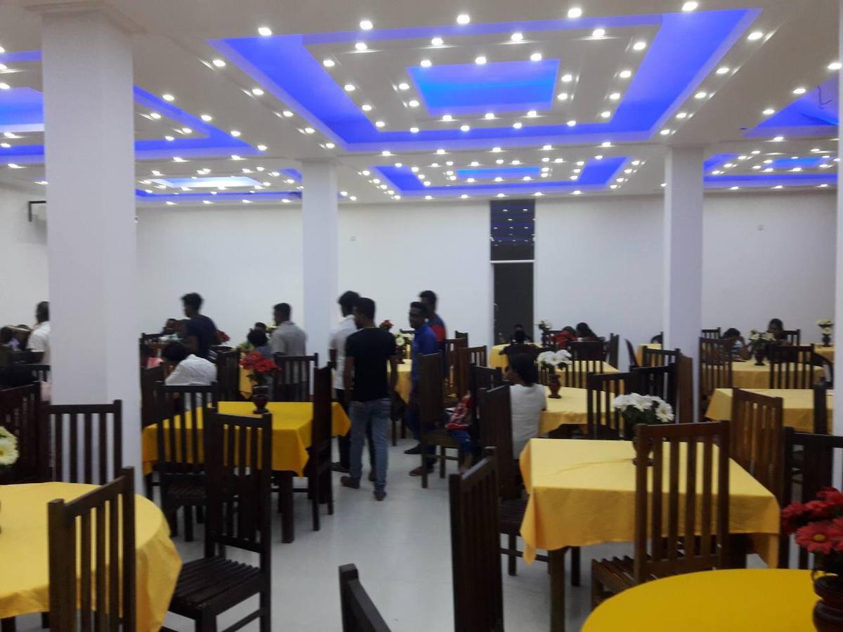 Angunakolapelessa Avanya Hotel And Reception Hall מראה חיצוני תמונה