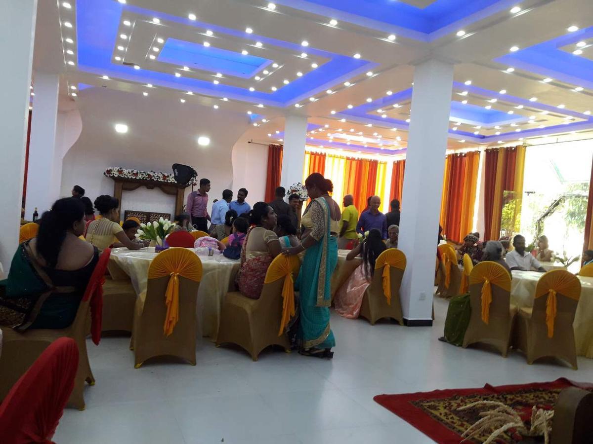 Angunakolapelessa Avanya Hotel And Reception Hall מראה חיצוני תמונה