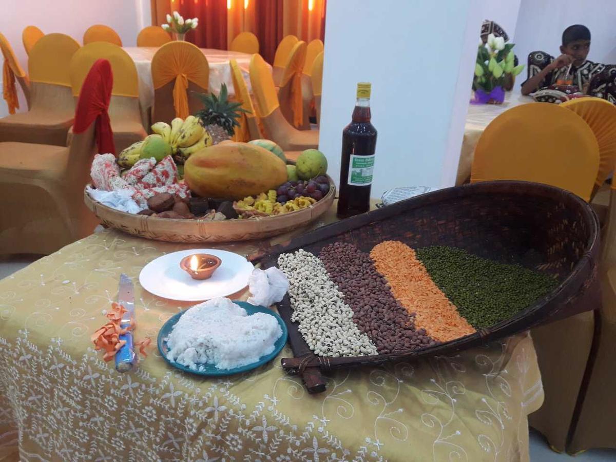 Angunakolapelessa Avanya Hotel And Reception Hall מראה חיצוני תמונה